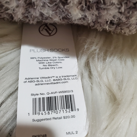 🦋5/$25 Adrienne Vittadini plush socks - Picture 5 of 5
